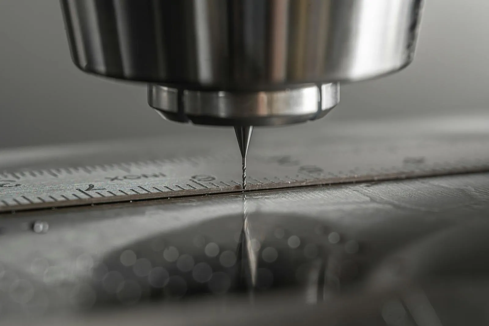 CNC megmunkáló központ precíz jellemzőt munkál meg egy fémalkatrészen